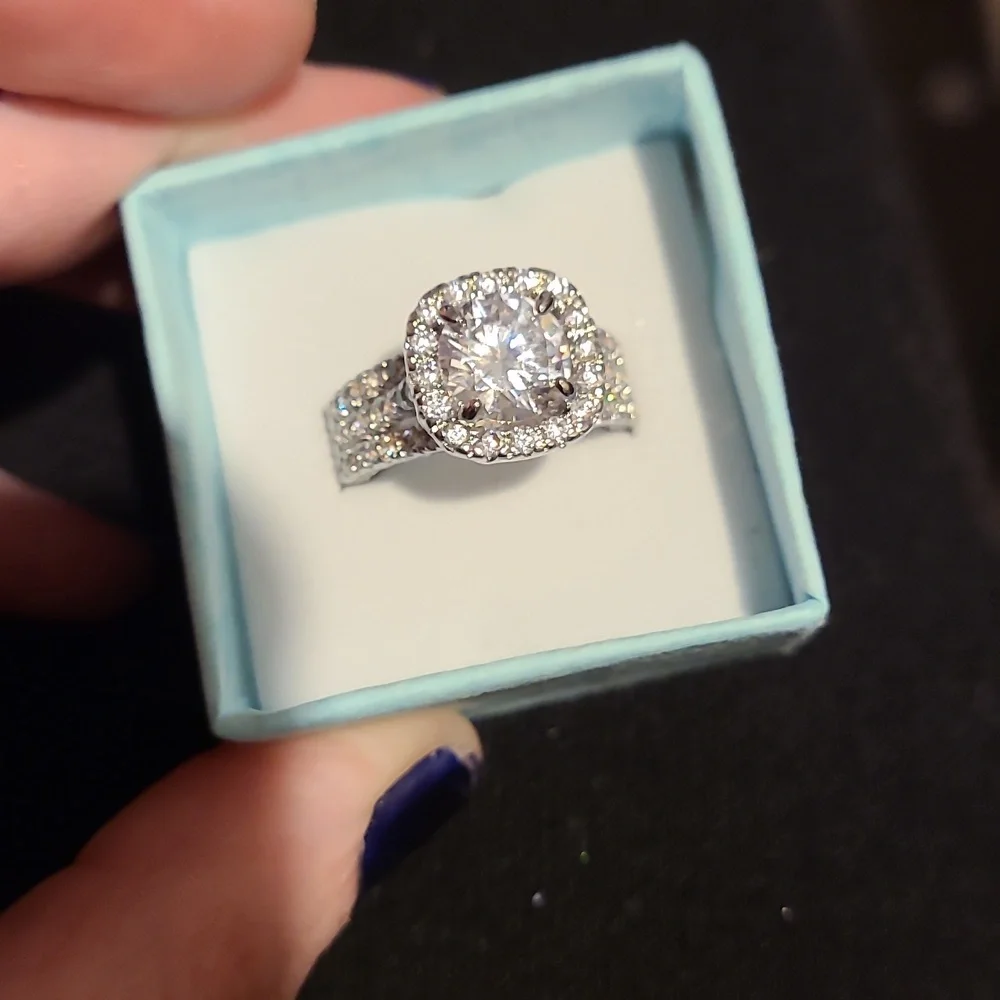 ๐ GORGEOUS RING ๐ - Picture 1 of 4